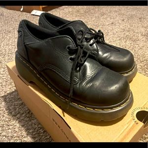 Low top classic black Doc Martens